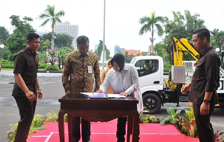 Pemerintah Kota Surabaya menerima hibah Skylift Walker dari PT Bank Negara Indonesia (Persero) Tbk atau BNI Kantor Wilayah Surabaya. Hibah itu diterima Risma di Halaman Balai Kota Surabaya, Selasa 29 Januari 2019. (Foto: Farid/ngopibareng.id)