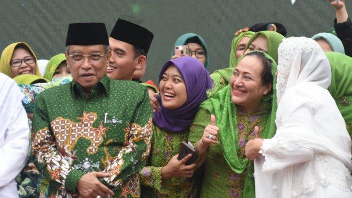 Ketua Umum PBNU KH Said Aqil Siroj  di antara para aktivis Muslimat NU. (Foto: dok ngopibareng.id)