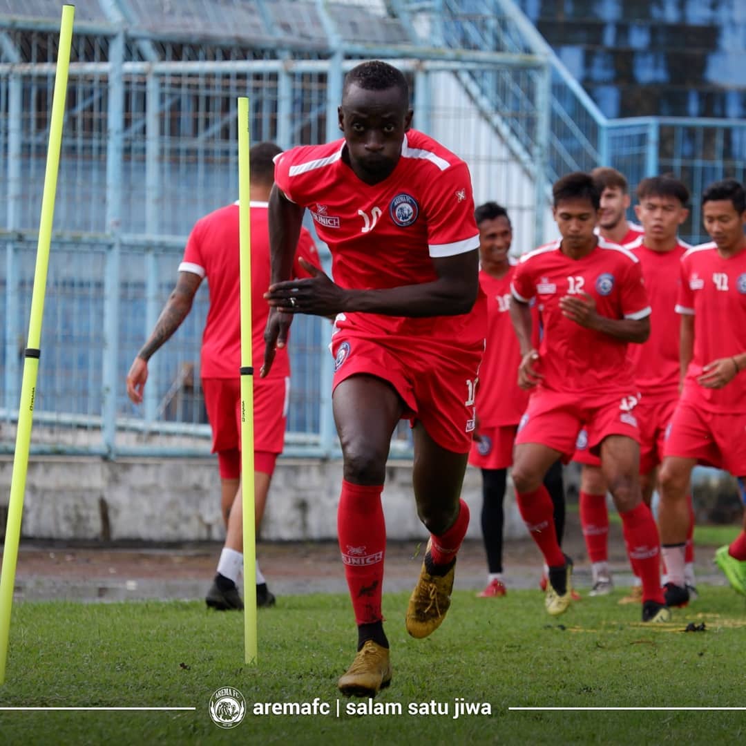 Makan Konate mengikuti sesi latihan Arema. (Foto: instagram @aremafcofficial)