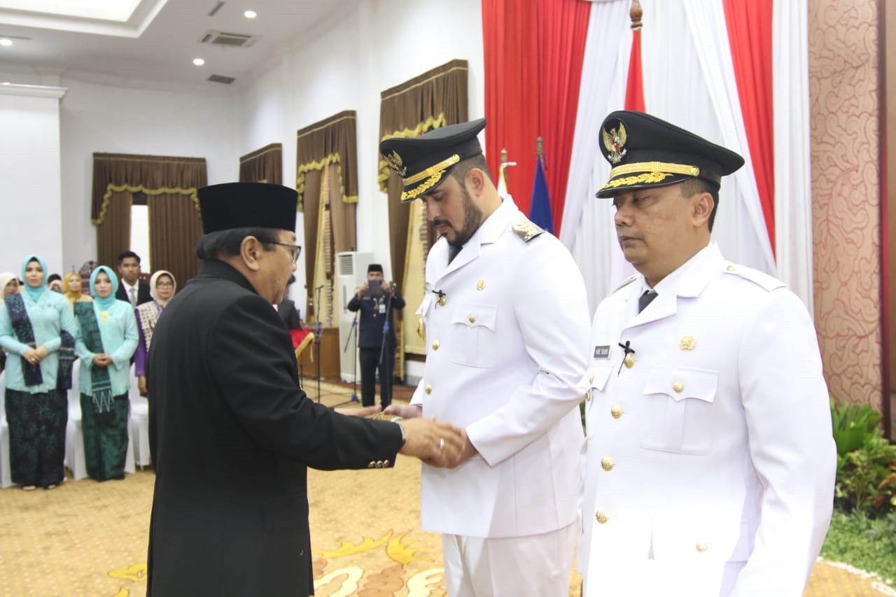 Gubernur Soekarwo melantik Hadi Zainal Abidin dan HM Saufis Subri sebagai Wali Kota dan Wakil Wali Kota Probolinggo. (Foto: Humas/Ngopibareng.id)