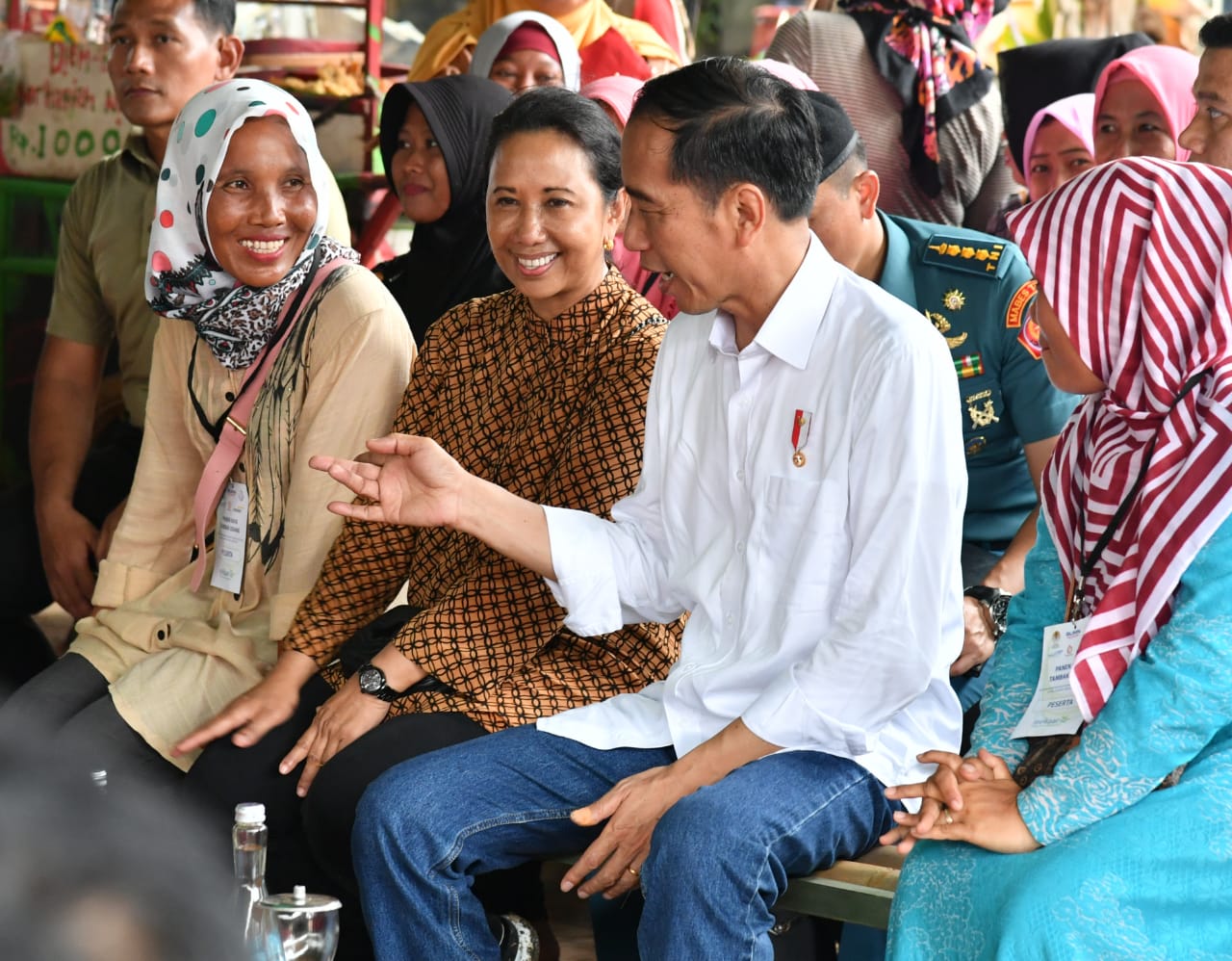 Presiden Jokowi saat berdialog dengan salah satu penerima program Mekaar, di desa Pantai Bakti, Kecamatan Muara Gembong, Bekasi, Jawa Barat, Rabu, 30 Januari 2019. (Foto: Biro Pers Setpres)