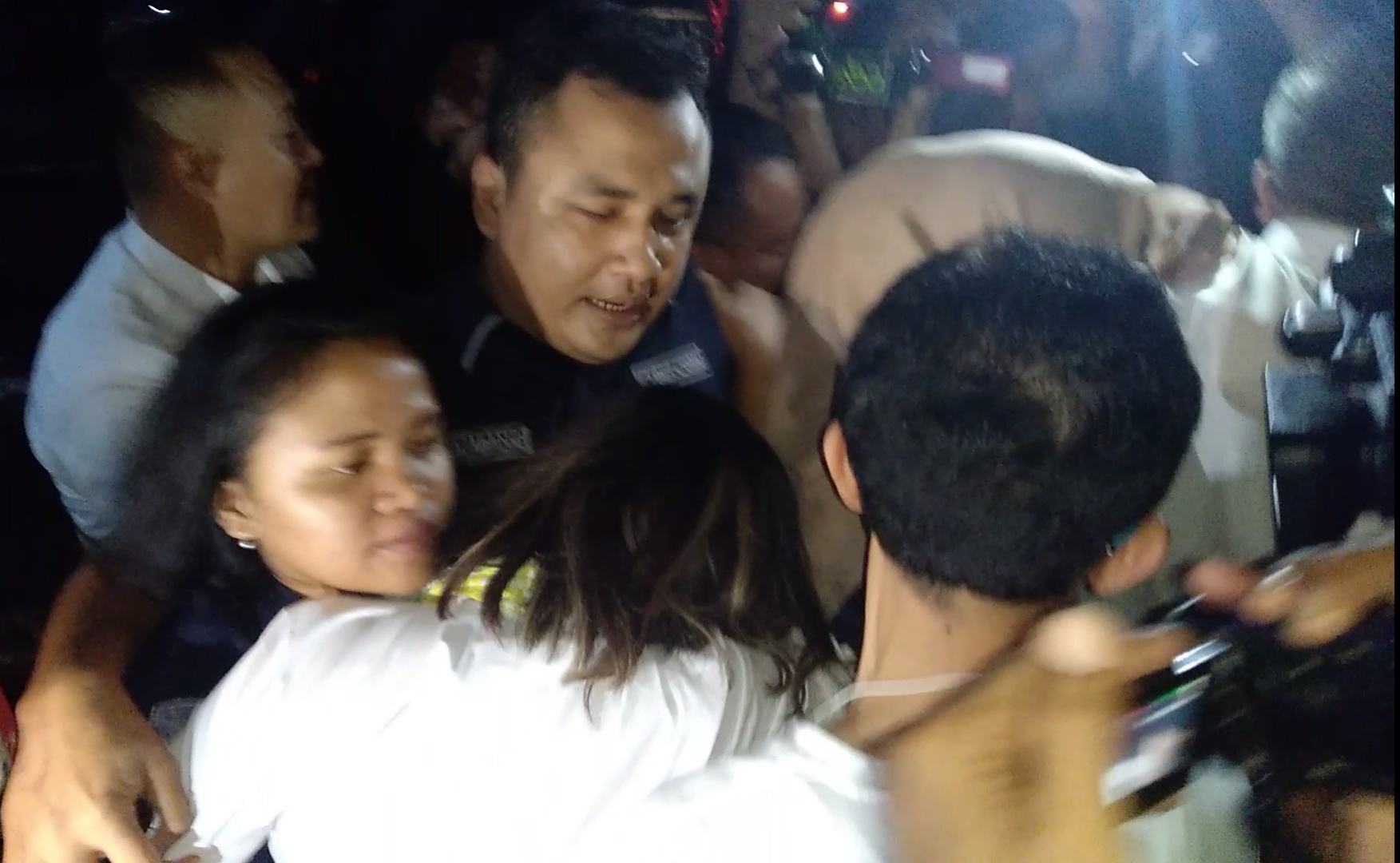 Vanessa Angel saat keluar dari ruang pemeriksaan dengan kondisi lemas. (Foto: Roesdan/ngopibareng.id)