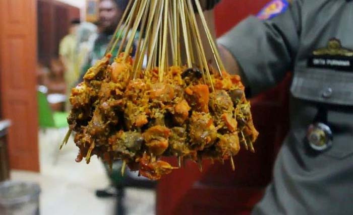 Sate padang daging babi, berhasil diamankan petugas Pemkot Padang, Sumbar, pekan lalu. (Foto: Antara)