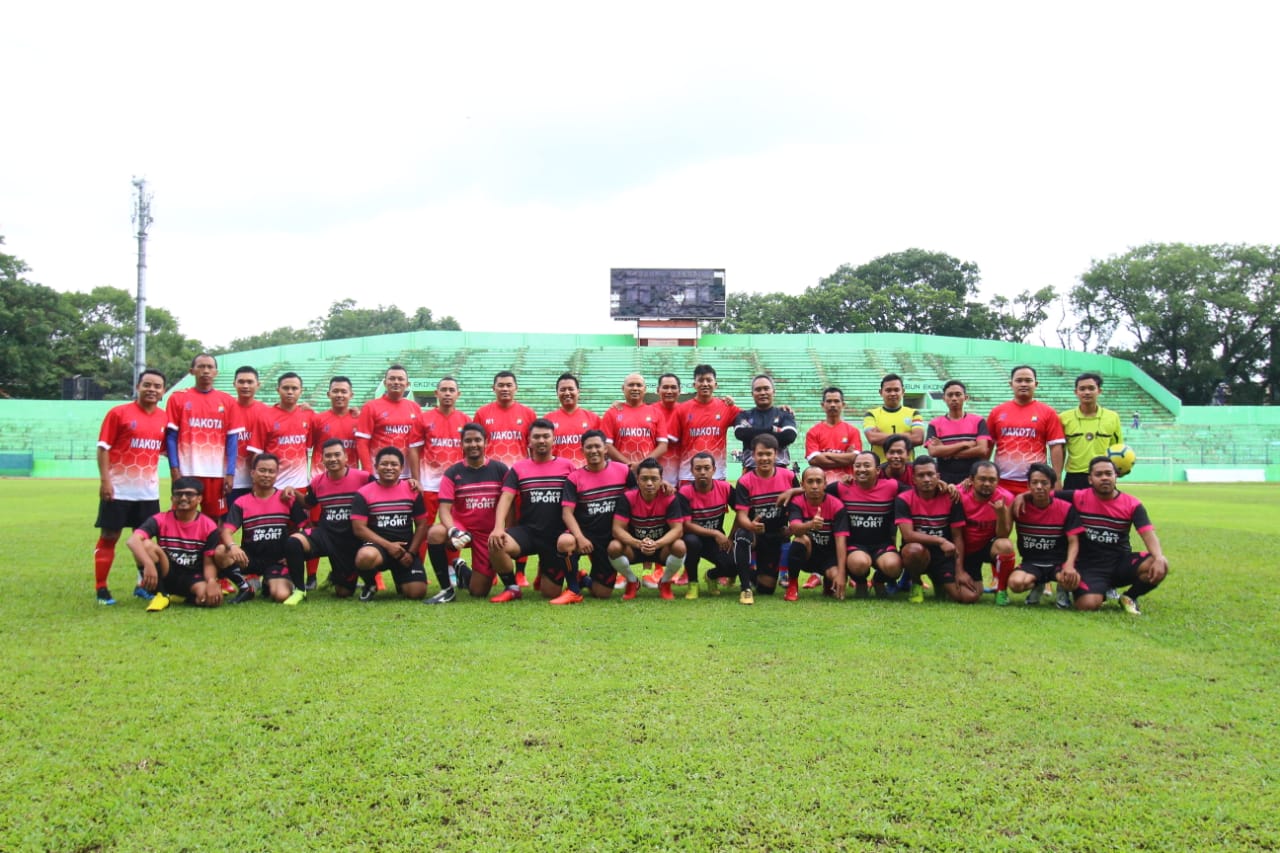 Tim Polres Malang Kota FC bersama Jurnalis Malang Raya FC. (Foto: Dokumentasi JMR FC)