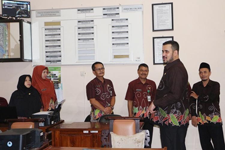 Wali Kota Probolinggo, Hadi Zainal Abidin saat blusukan ke kantor-kantor Organisasi Perangkat Daerah (OPD). (foto: Humas/ngopibareng.id)