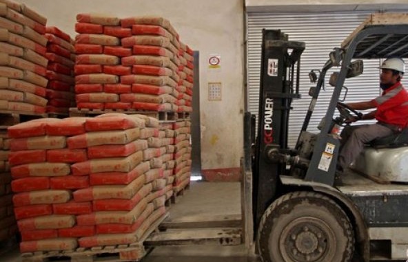 Pekerja menata tumpukan semen dengan menggunakan Fork Lift di Gudang PT. Holcim, Lempuyangan, Yogyakarta, Kamis, 22 Januari 2019. (Foto: Antara)