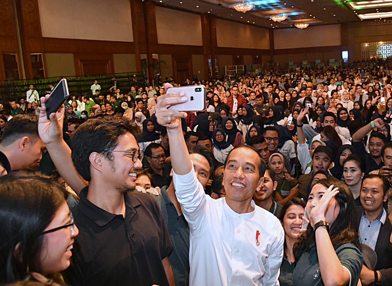 Presiden Jokowi menyempatkan berswafoto dengan peserta Green Fest 2019 Jakarta. (Foto Setpres for Ngopibareng)