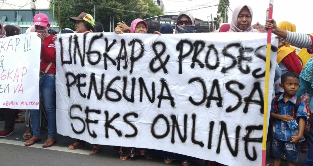 Puluhan Massa Saat Di depan Mapolda Jatim