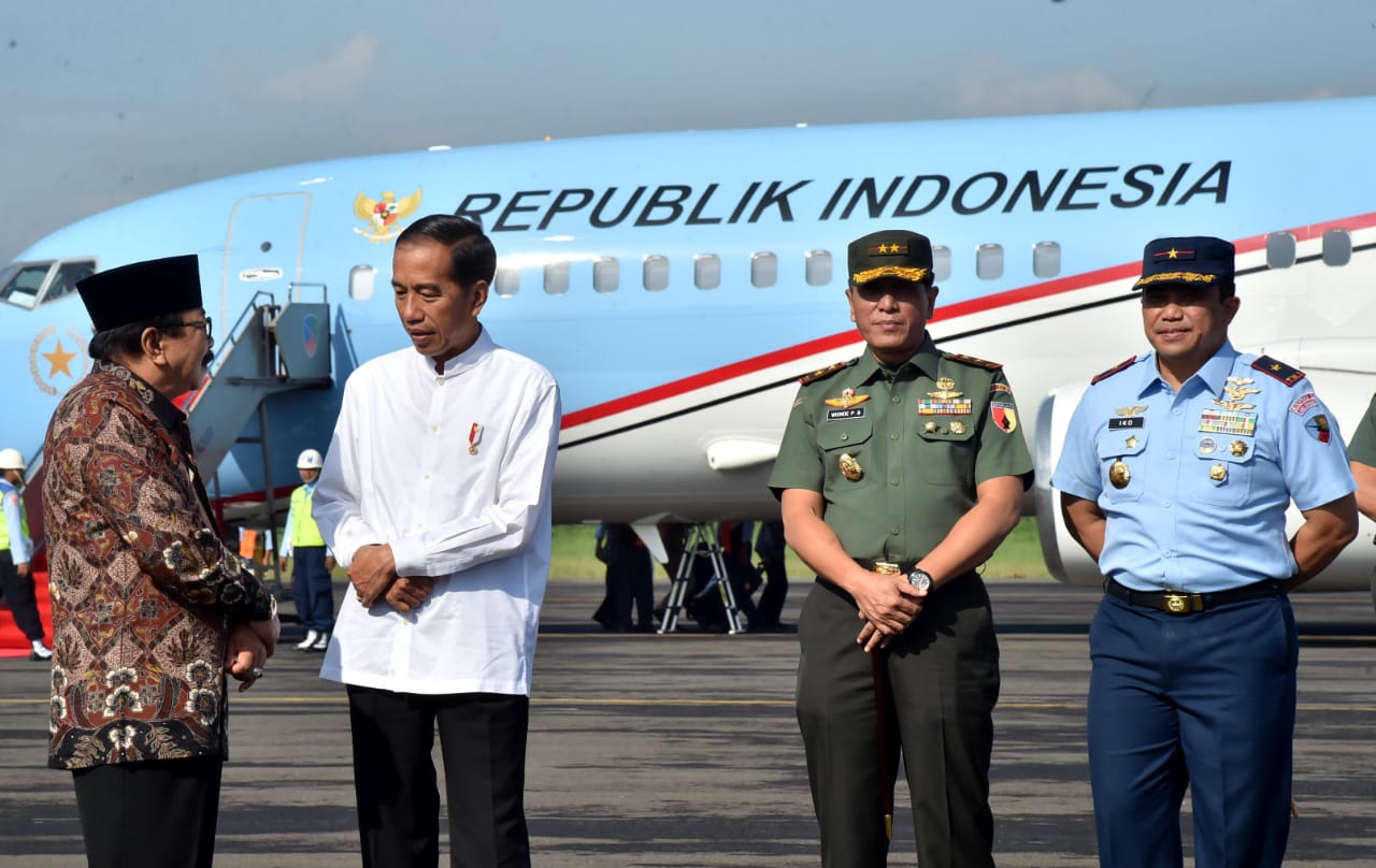 Di Magetan, di Lanud Iswahyudi, Presiden disambut Gubernur Jatim, Soekarwo. (Foto:Setpres)