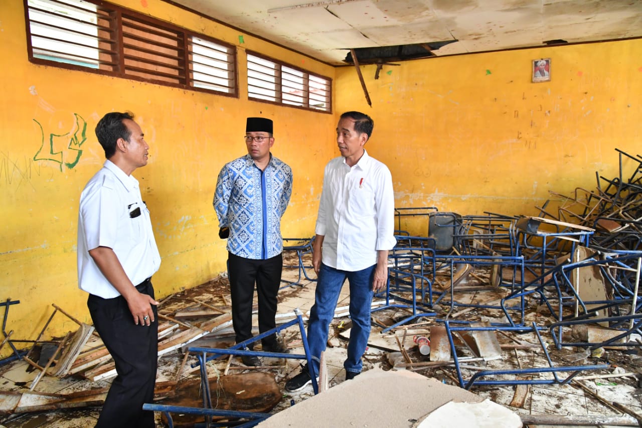 Presiden Joko Widodo saat menyidak SMPN 1 Muara Gembong