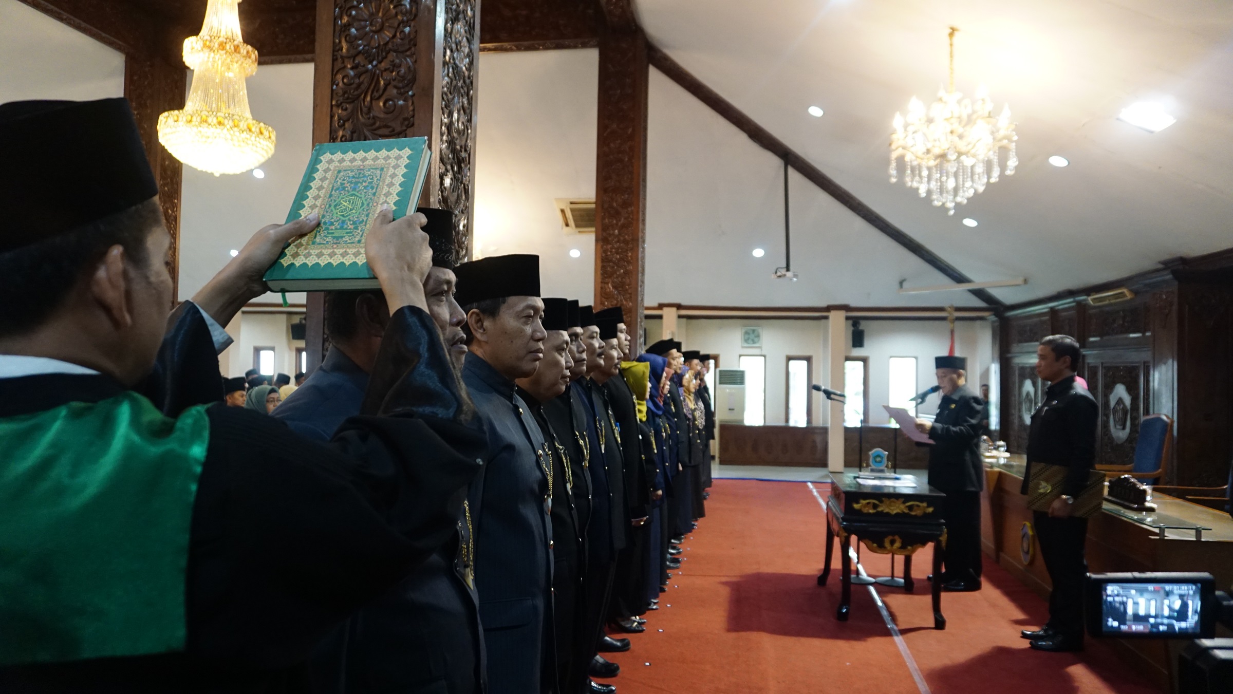 Bupati Fadeli melantik puluhan pejabat di Pendopo Lokatantra (Foto: Totok/ngopibareng.id)