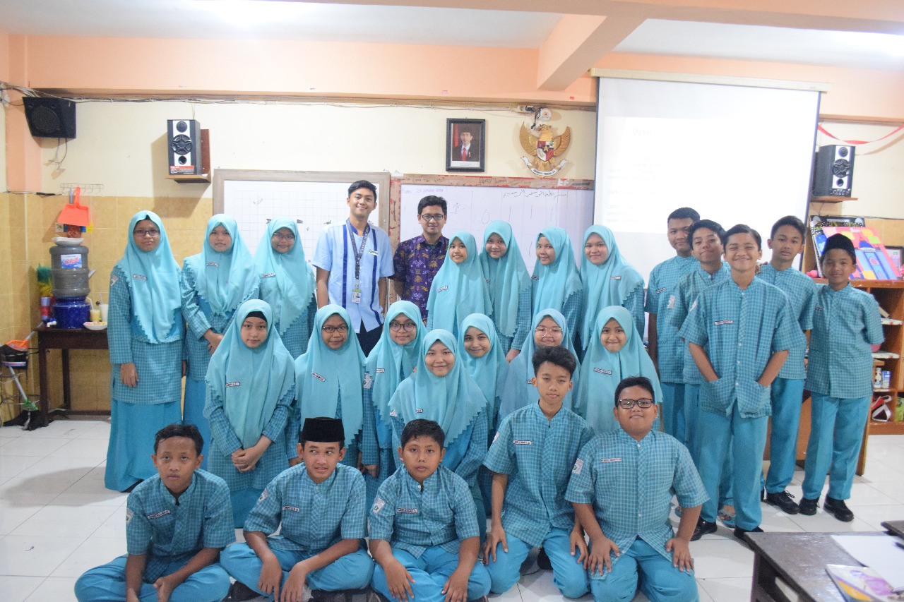 Foto bersama dengan siswa SMP Khadijah Surabaya setelah memberian materi bahasa Filipina (Foto:Istimewah)