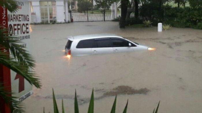 Sebuah mobil terjebak banjir di kawasan perumahan elit Surabaya Barat (31/1). (Foto: istimewa)