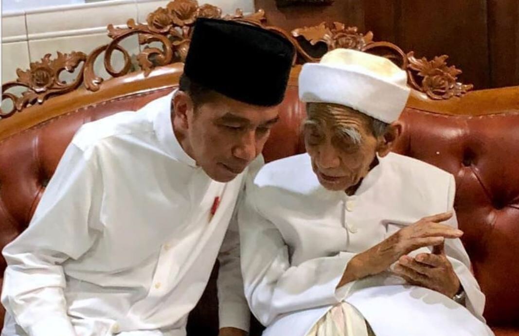 Presiden Joko Widodo bersama KH Maimun Zubair. (Foto: biro pers setpres)