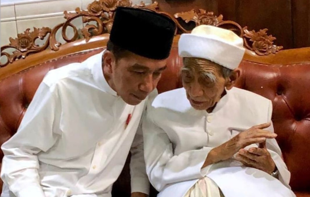 Presiden Joko Widodo bersama KH Maimoen Zubair. (Foto: biro pers setpres)