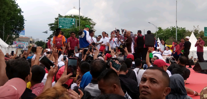 Jokowi saat menghadiri deklarasi Forum Alumni Jatim #01, di Tugu Pahlawan, Surabaya, Sabtu 2 Februari 2019. (Foto: farid/ngopibareng.id) 