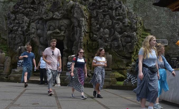 Wisatawan mancanegara menikmati keindahan salah satu objek wisata di Bali. (Foto: dok/antara)