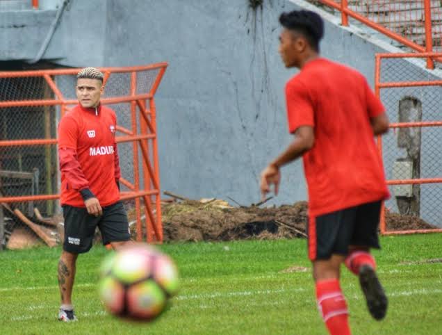 Christian Gonzales (tengah). (foto: Haris/ngopibareng.id)