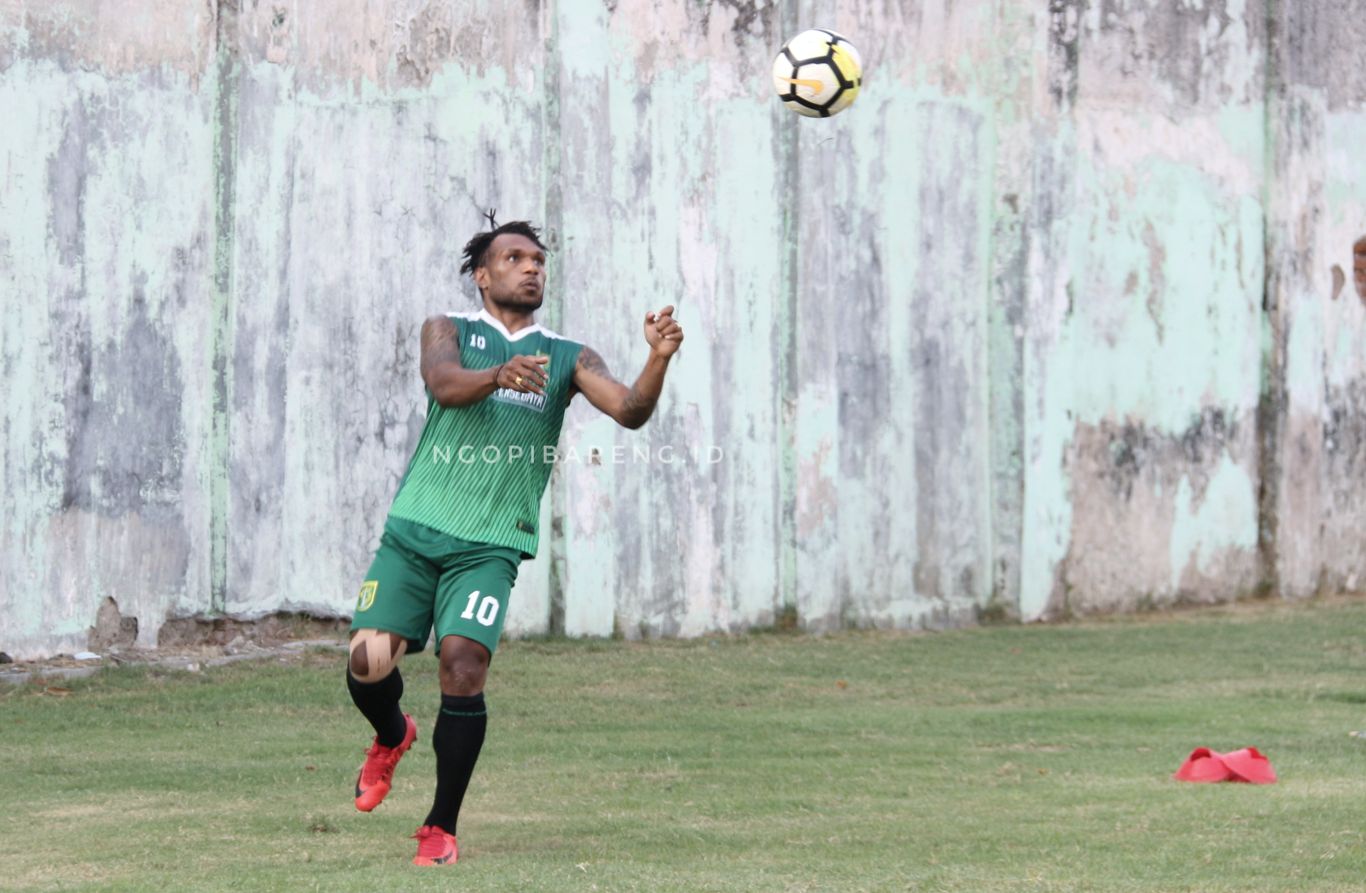 Pemain Persebaya, Nelson Alom masih belum bisa latihan karena pemulihan cedera. (foto: Haris/ngopibareng.id)