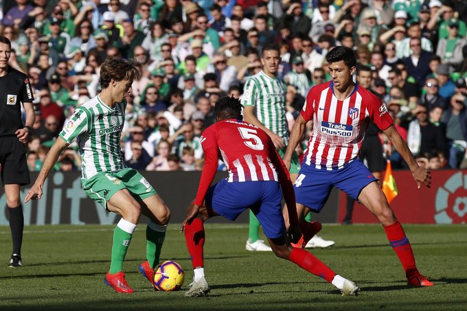 Atletico Madrid buang peluang dekati Barcelona setelah tumbang di kandang Real Betis di jornada 22 La Liga. Anak buah Diego Simeone kalah 0-1 dari tuan rumah. (Foto: Twitter/@RealBetis)