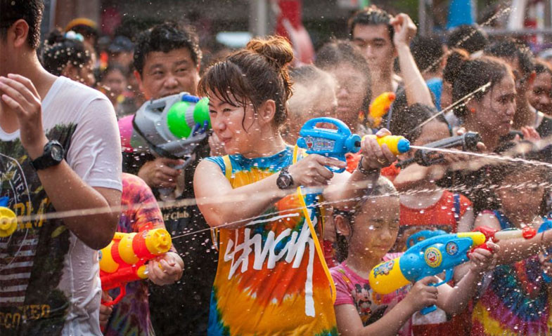 Seru tenan, perang-perangan air. Menyambut Imlek dengan tradisi yang unik. (Foto:diriau.com)