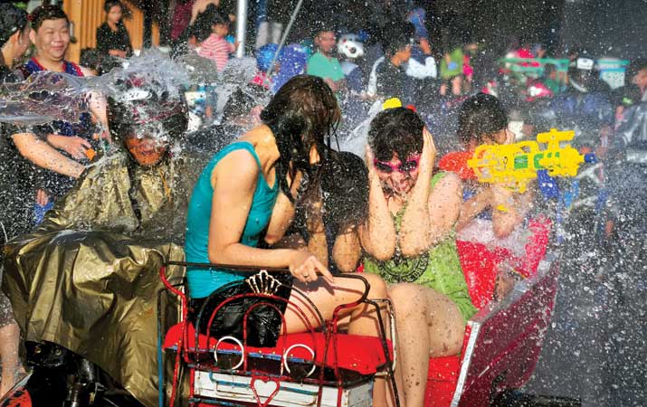 Para Wisman diserbu berondongan air, seru. (Foto:diriau.com)