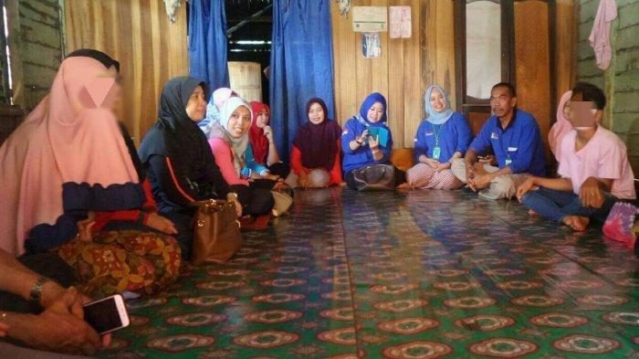  Mempelai perempuan pakai jilbab merah (kiri) yang melakukan pernikahan di bawah umur dengan si pria baju kaos putih (kanan). Pada Jumat 1 Februari 2019 petugas dinas terkait datang untuk melakukan pembinaan ke rumah orangtua. (Foto: Banjarmasin post group/Dony Usman)