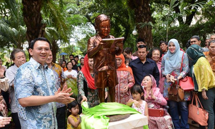 Ketika Gubernur DKJ Basuki Tjahaya Purnama ketike meresmikan patung Gus Dur di Jakarta. (Foto: dok ngopibareng.id)
