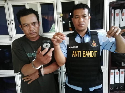 Pelaku saat diamankan di Polsek Jambangan Surabaya. (Foto: Roesdan/ngopibareng.id)
