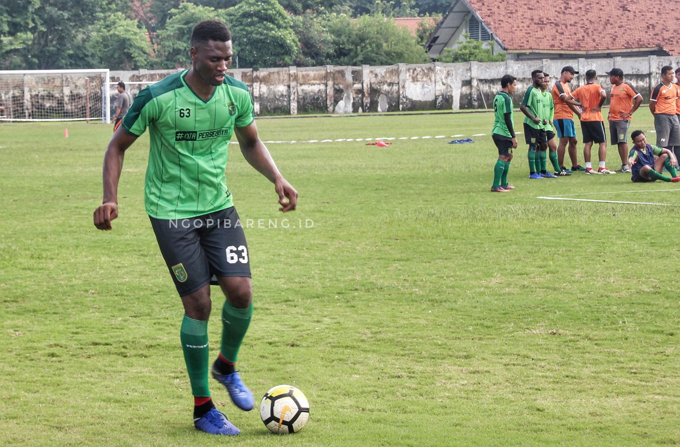 Striker baru Persebaya, Amido Balde sudah mulai menjalani latihan perdana. (foto: Haris/ngopibareng.id)