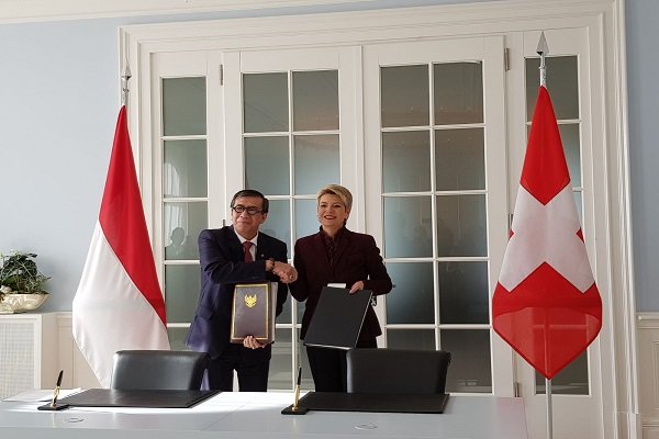 Menteri Hukum dan HAM Yasonna Laoly (kiri) dan Kepala Departemen Peradilan dan Kepolisian Federal Swiss Karin Keller Sutter di Bern, Swiss, Senin 4 Februari 2019. (Foto: Kemenkumham for ngopibareng.id)