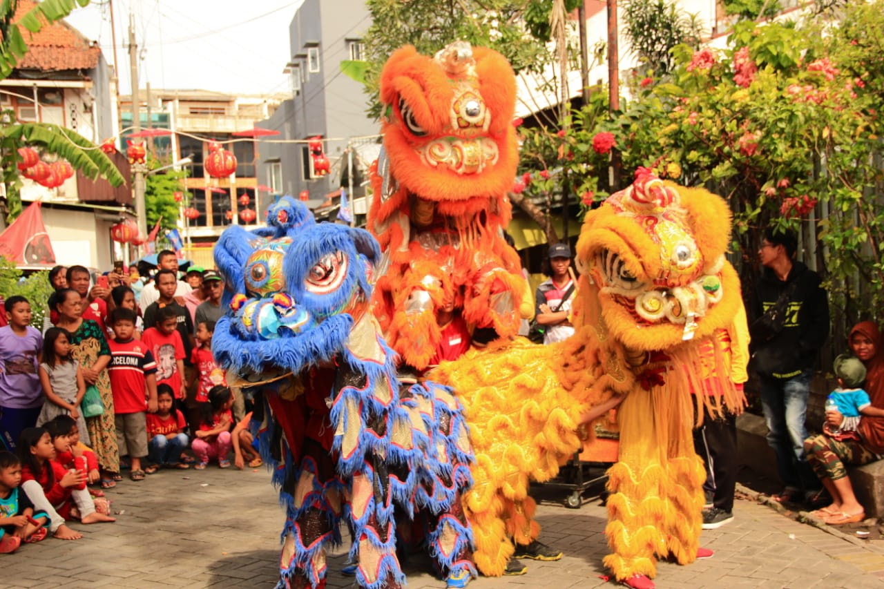 Atraksi tiga barongsai berkeliling kampung pecinan Tambak Bayan, Surabaya. (Foto: Istimewa)