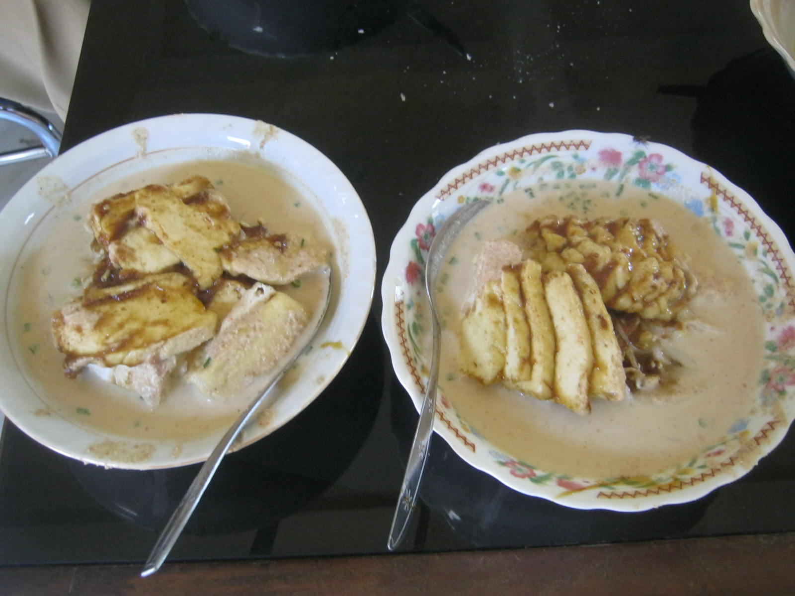 Tahu lontong pantura dengan sambal hampir sepiring penuh. (Foto: Totok/ngopibareng.id)