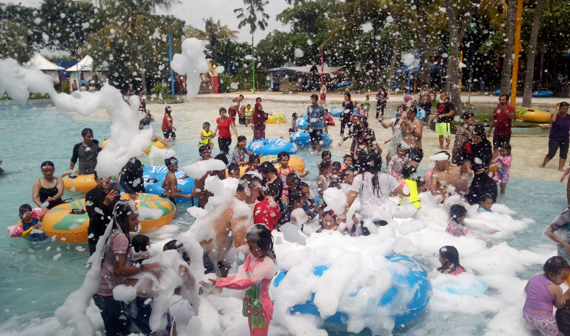 Mandi busa di Ciputra Waterpark khusus untuk rayakan imlek (Foto: Pita/ngopibareng.id)