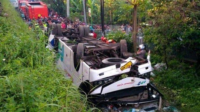 Bus Kramat Jati terguling di By Pass Cikopo. (Foto: tribunnews.com)