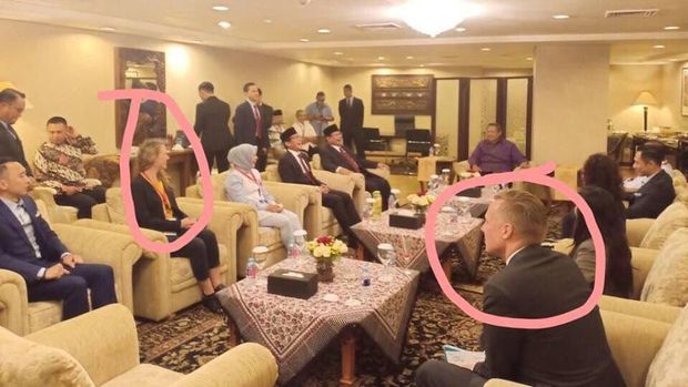  Foto dua orang asing bersama Prabowo-Sandiaga. (Dok Istimewa)