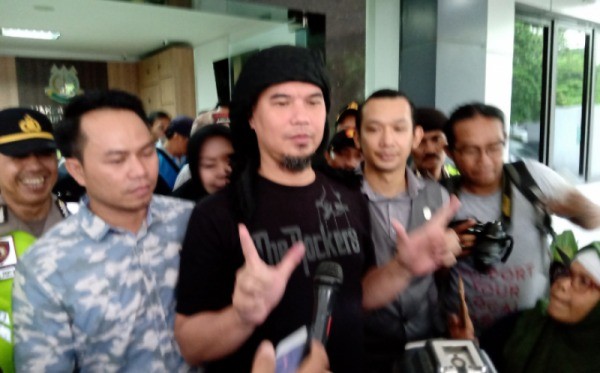 Ahmad Dhani saat pengalihan berkas di Kejari Surabaya, beberapa waktu lalu. (Foto: Farid/ngopibareng.id)