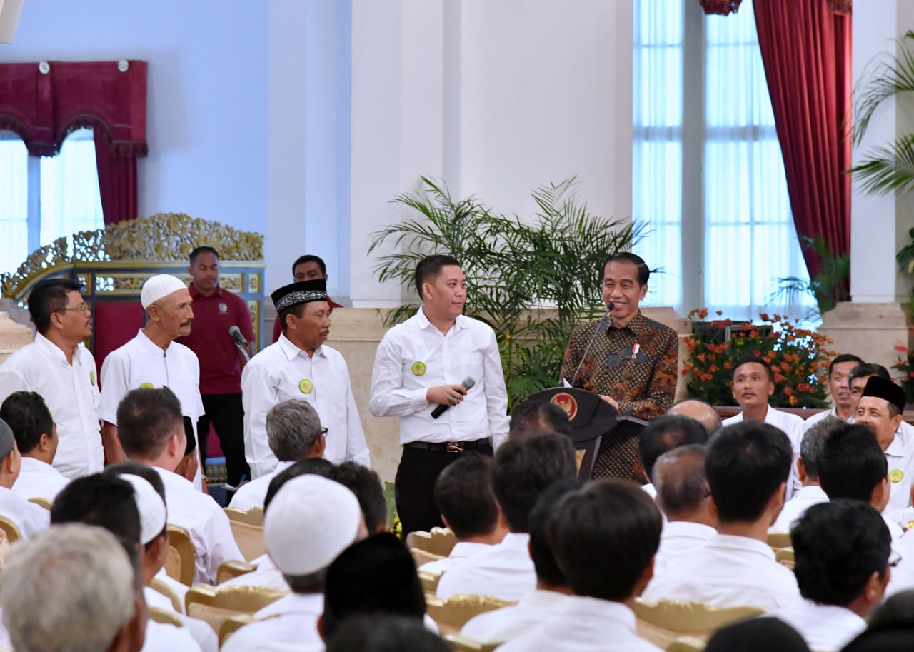 Presiden Joko Widodo mendengarkan keluhan petani tebu. (Foto:  Biro Pers Setpres).