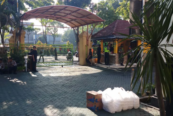 engamanan di pintu Pengadilan Negeri Surabaya, Kamis 7 Februari.  (Foto: Antara/Indra)