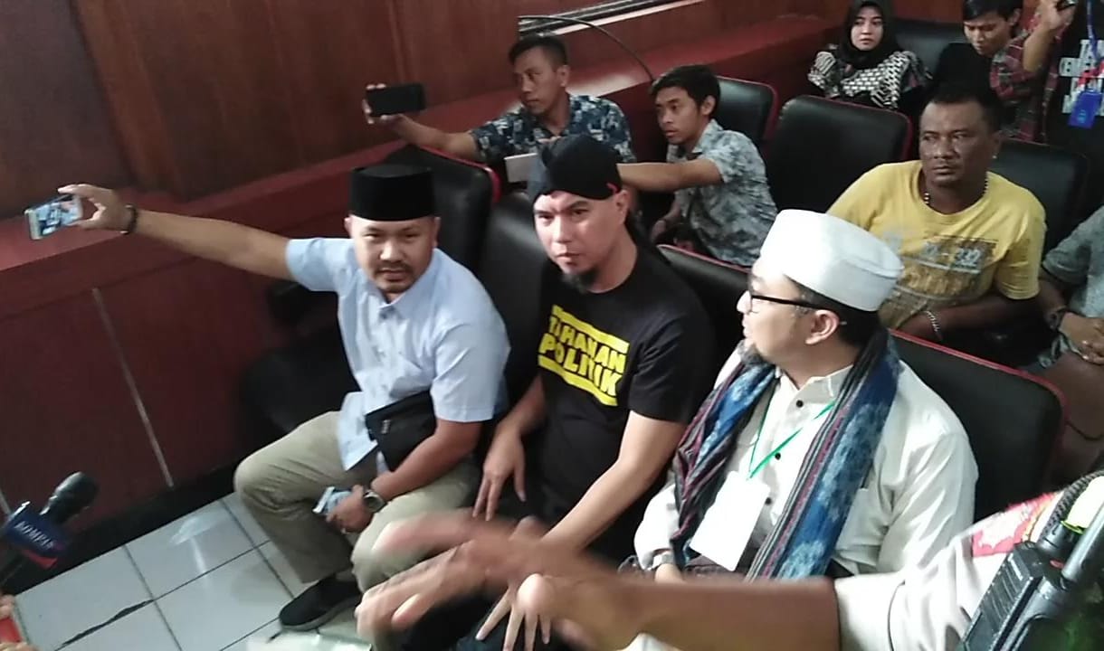 Ahmad Dhani menunggu di ruang sidang Cakra. (Foto: Farid/ngopbareng.id)