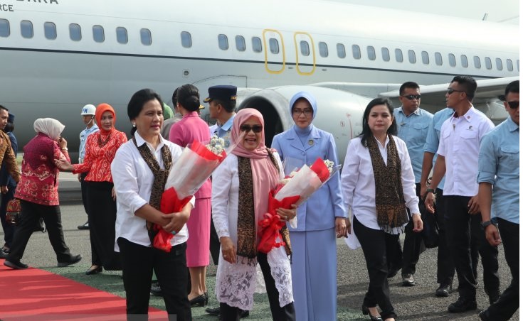 bu Negara Iriana Joko Widodo beserta Ibu Mufidah Jusuf Kalla dan anggota Organisasi Aksi Solidaritas Era Kabinet Kerja (OASE-KK) tiba di Pangkalan TNI AU Husein Sastranegara, Bandung pada Kamis 7 Februari. (Foto: Antara/Desca Lidya Natalia)