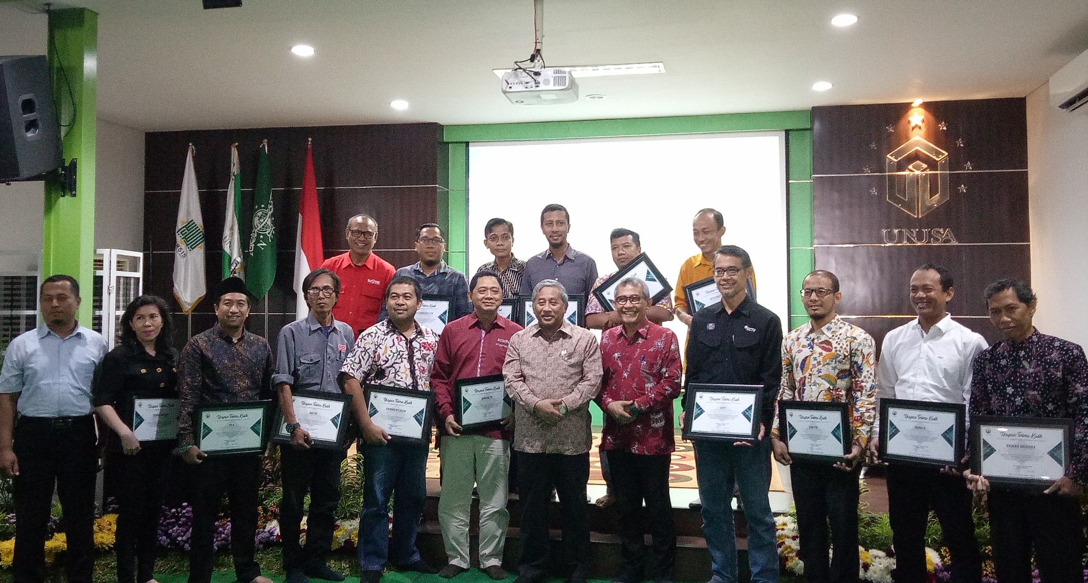Mohammad Nuh dan Rektor Unusa foto bersama dengan sejumlah media penerima penghargaan