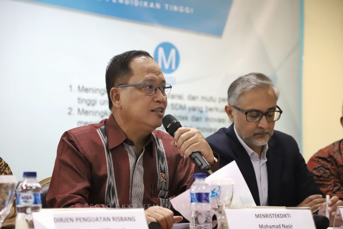 Menristekdikti Moh Nasir bersama Duta Besar Inggris untuk Indonesia Moazzam Malik. (Foto: Asmanu/ ngopibareng.id)