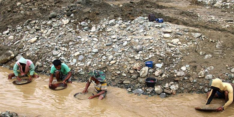 Para penambang emas tradisional. (Foto: dok/antara)