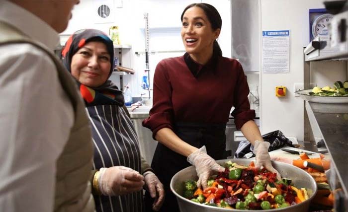 Meghan Markle sedang memasak. (Foto:EntertTonight)