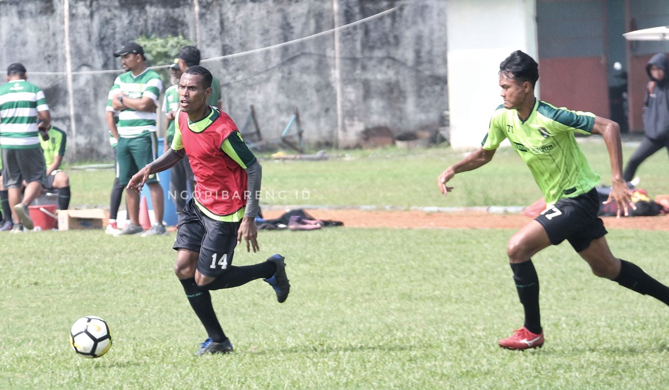 Skuat Persebaya saat latihan di Lapangan Jenggolo. (foto: Haris/ngopibareng)