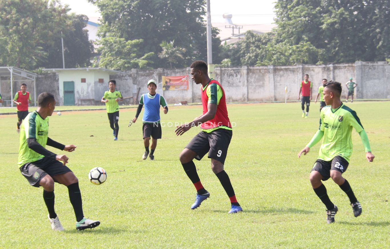 Skuat Persebaya, saat latihan di Lapangan Jenggolo. (foto: Haris/ngopibareng)