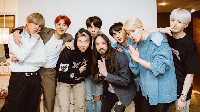 BTS dan Steve Aoki (berkumis).