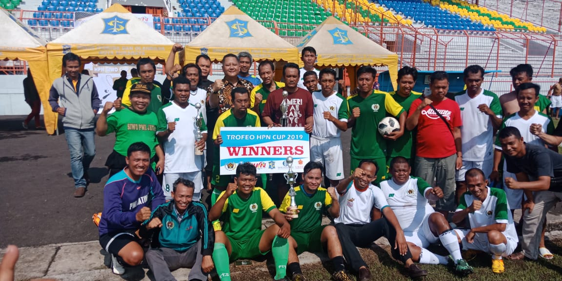 Persebaya Legend bersama pemain Siwo PWI Jatim. (foto: Istimewa)