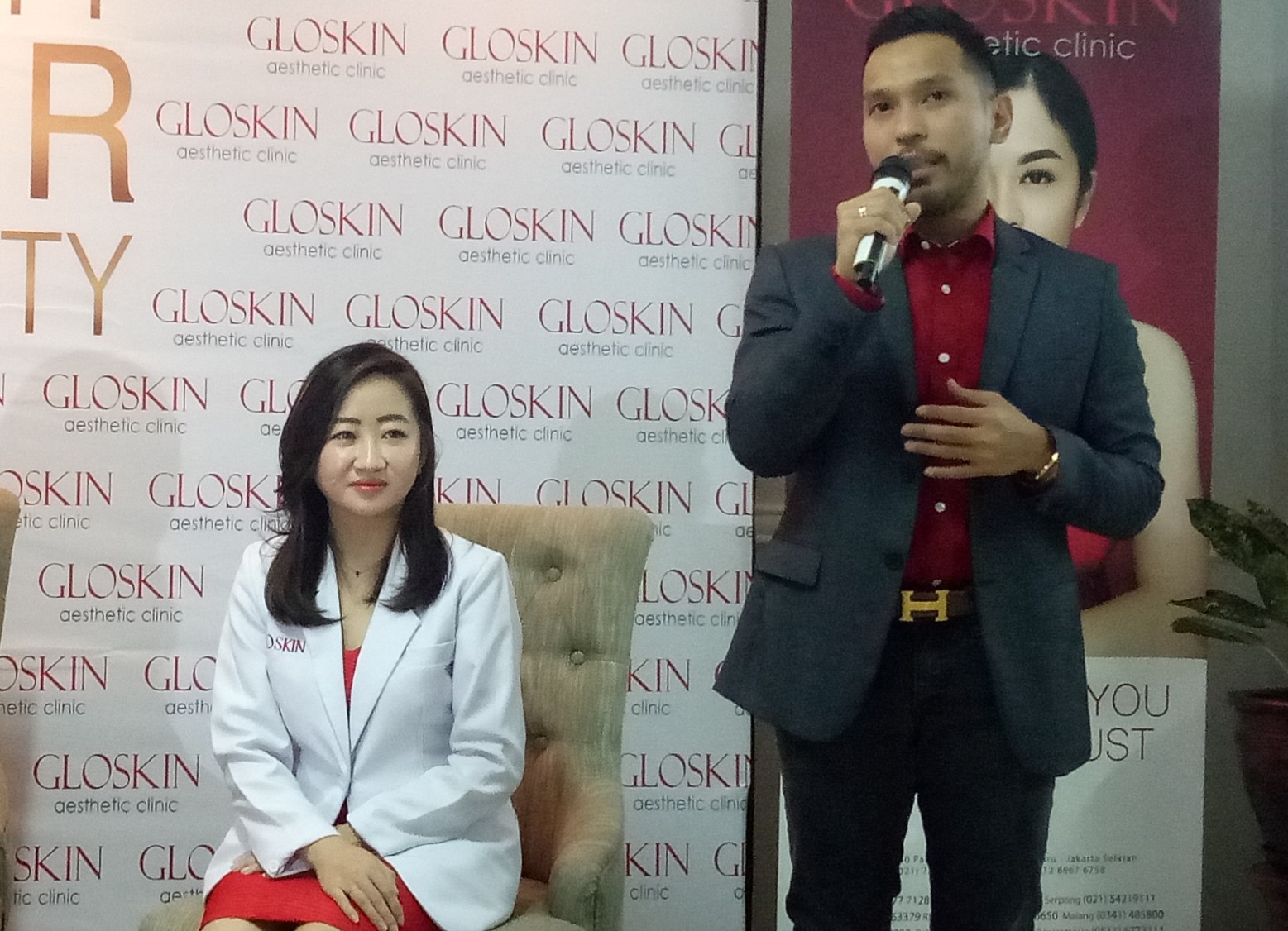 Dr. Nanang Masrani (berdiri)  saat menyampaikan pemeriksaan DNA di acara anniversary Gloskin yang kedua (Foto:Pita/ngopibareng.id)